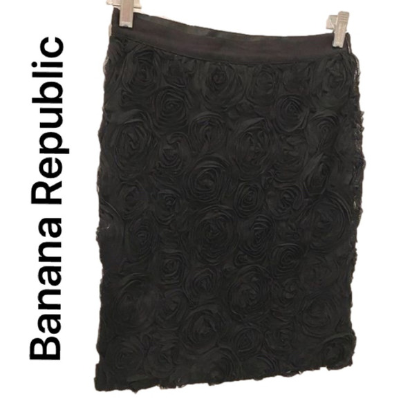 𝅺🌷 Banana Republic🌷 Beautiful Black 3D Rosebud Pattern Skirt - Picture 3 of 11
